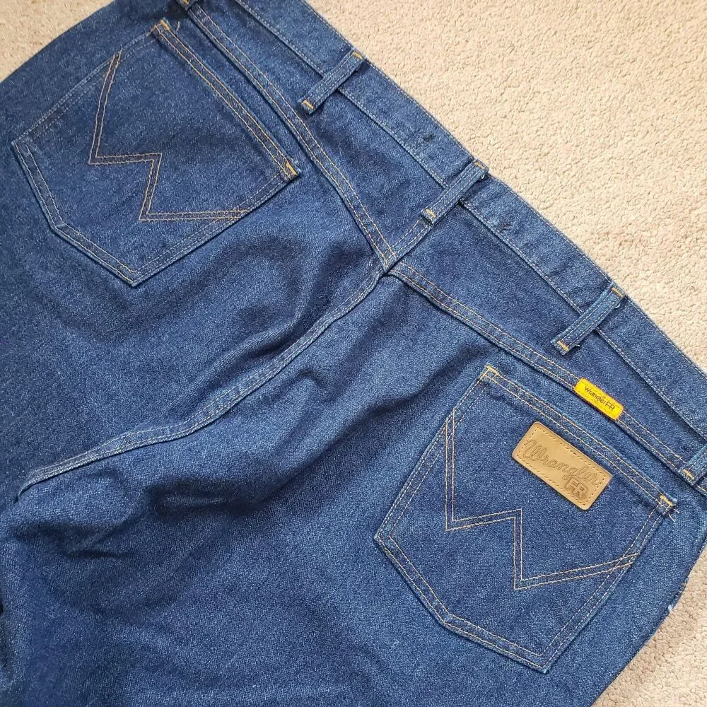 NWOT Wrangler Cowboy Cut Flame Resistant Size 44x32 Mens Blue Denim Jeans CAT2